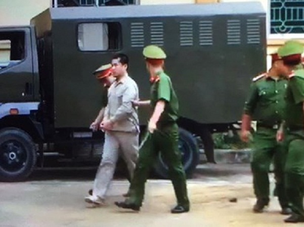 Dẫn giải bị cáo Phạm Bá Lộc đến phiên tòa xét xử lưu động tại huyện Bắc Sơn, Lạng Sơn. 