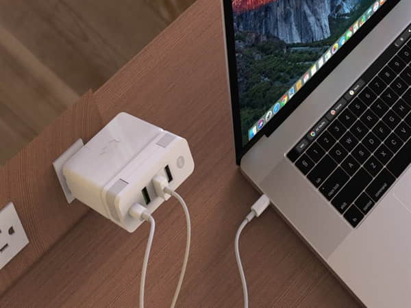 Có nên vừa sạc vừa dùng MacBook?