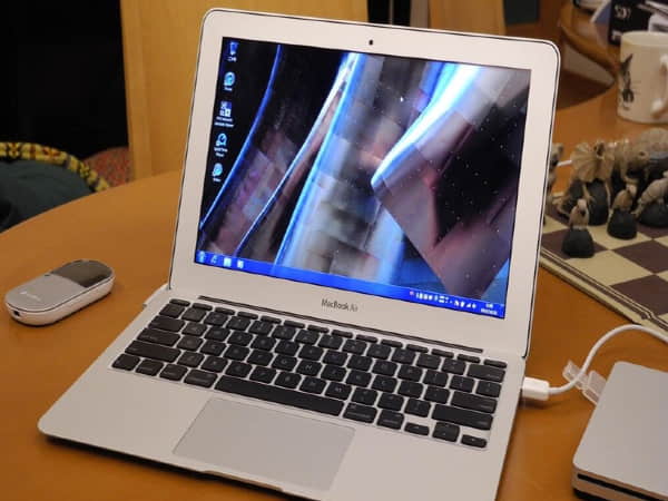 Khi nào không nên vừa sạc vừa dùng MacBook?