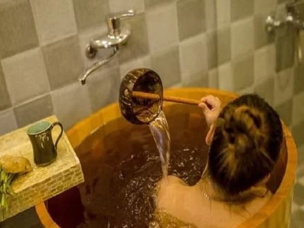 Tắm nước ấm kết hợp tinh dầu là mẹo chữa thoái hóa cổ hiệu quả
