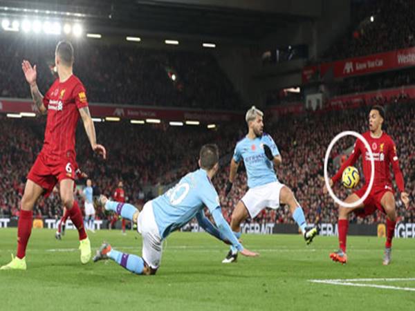 Tác động của lỗi bóng chạm tay đến trận đấu